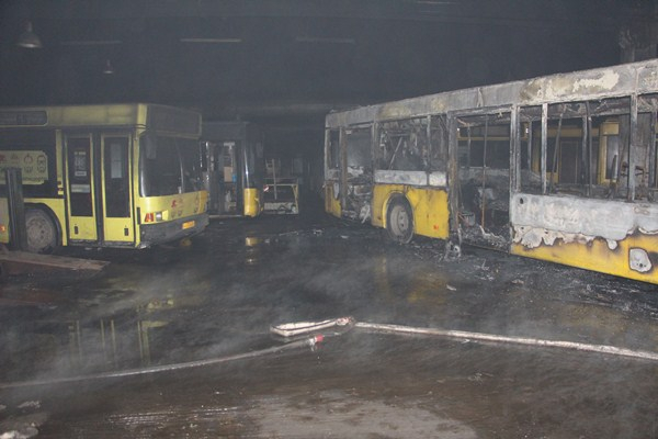 У Києві внаслідок пожежі згоріли до тла три автобуси 