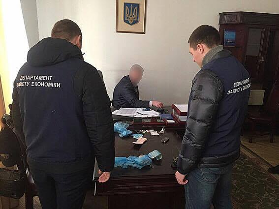 Заступника керівника Львівської митниці упіймали на хабарі сумою $15 тис