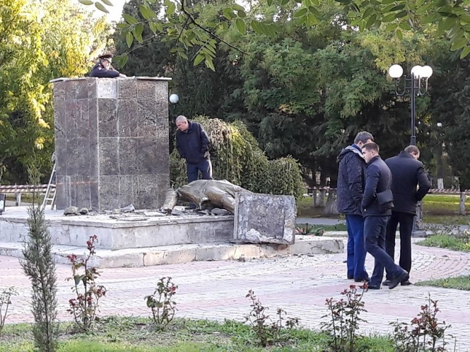 У Криму знесли пам'ятник Леніну
