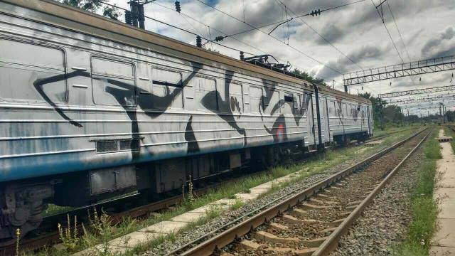 У Києві півсотні осіб з битами зупинили потяг і розмалювали його, - ВІДЕО