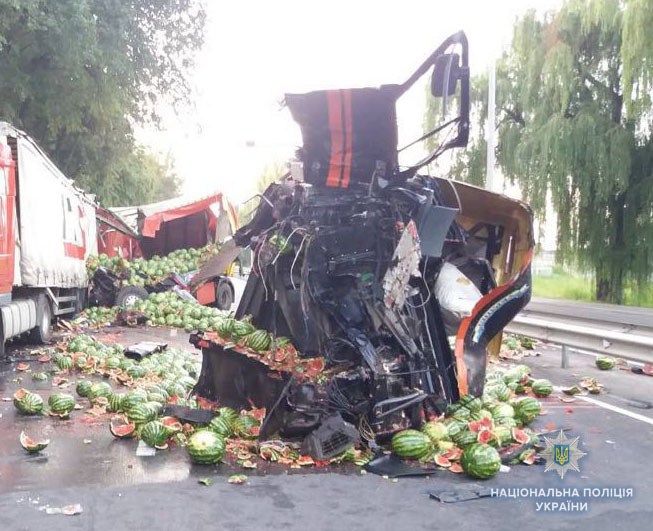 На Вінниччині фура з кавунами зіштовхнулася з припаркованою вантажівкою, є загиблі