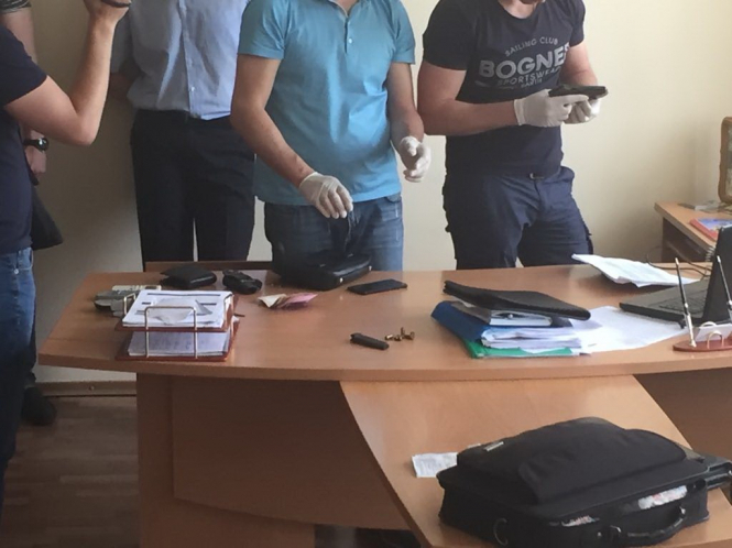 На Дніпропетровщині затримали підполковника поліції, який вимагав гроші у бізнесмена, - ВІДЕО
