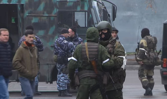 Центр Луганська заблоковували невідомі у військовій формі, - ВІДЕО