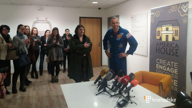 Астронавт США передаст Житомиру флаг Украины, который он развернул на МКС
