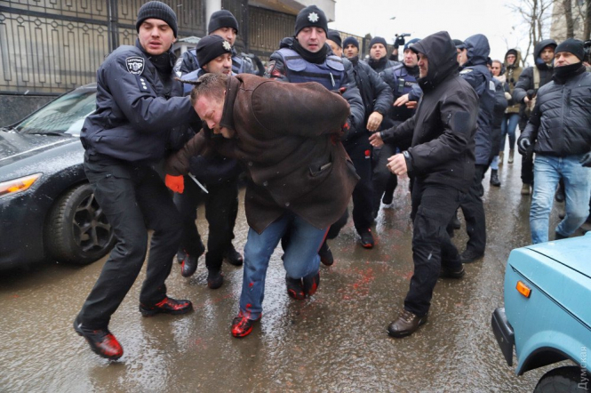 У консульства России в Одессе произошла драка с полицией