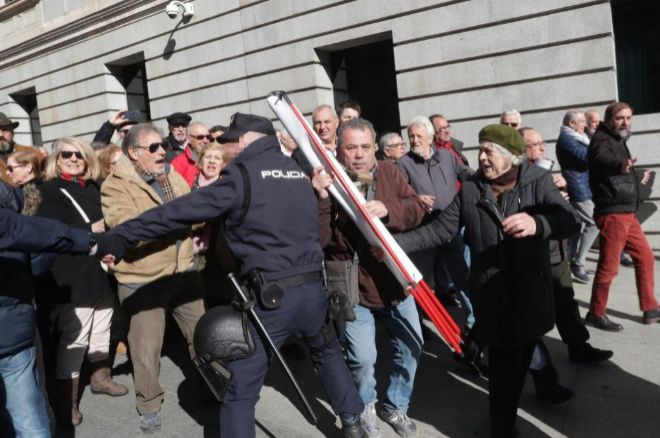 У Мадриді пенсіонери заблокували вхід у парламент
