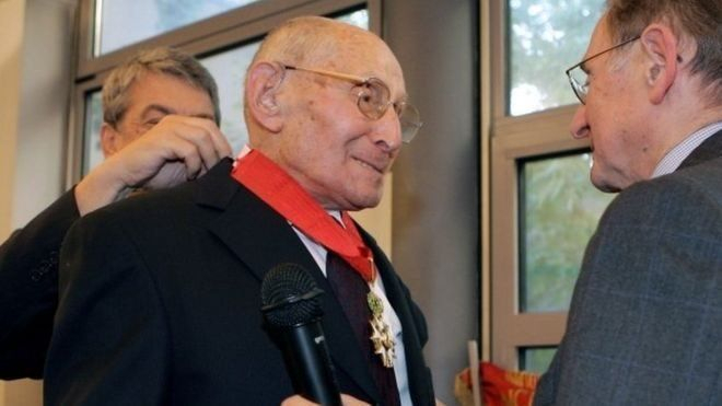 У Франції у 108 років помер герой, який врятував сотні дітей під час Голокосту

