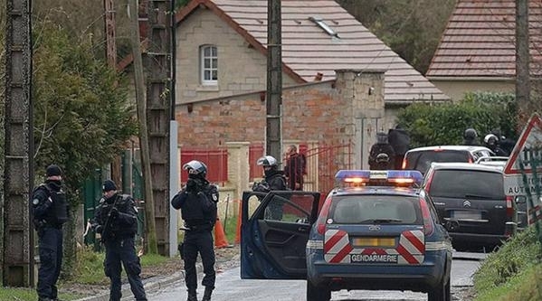Неподалік від Парижа поліцейські переслідують озброєних осіб, схожих на нападників Charlie Hebdo