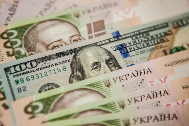 Курс валют від НБУ: гривня зміцнилася до долара та євро 
