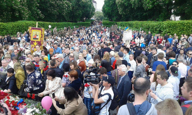 У Києві на площі Слави сталася сутичка між націоналістами та учасниками акції 