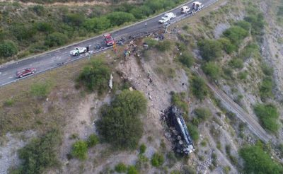 В Мексике автобус столкнулся с грузовиком и упал в ущелье