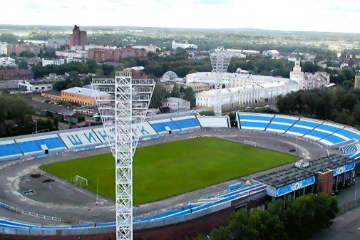 В России футбольный стадион засыпали окрашенным гравием - ВИДЕО
