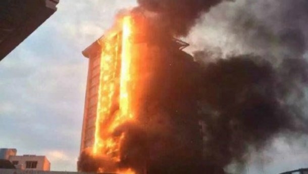 В Китае сгорел отель-небоскреб, - ВИДЕО