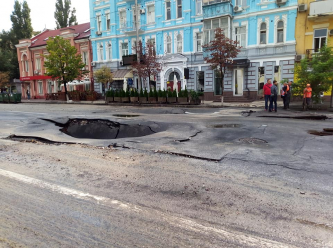 На улице Антоновича в Киеве после дождя провалился асфальт