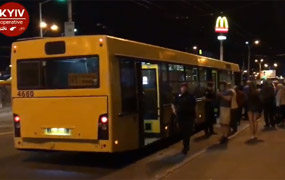 В Киеве в автобусе пьяный устроил стрельбу - ВИДЕО
