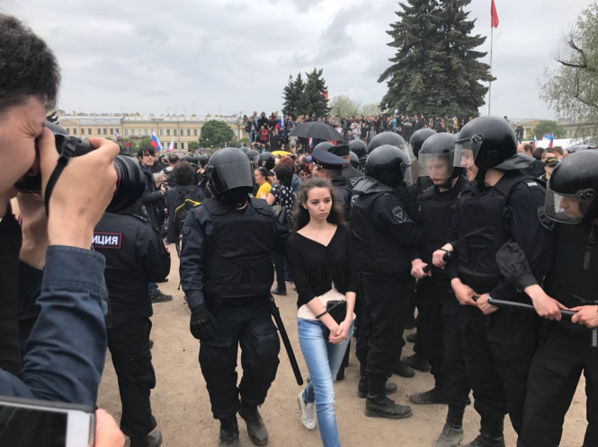 У Росії на мітингах затримали понад 200 осіб: серед затриманих навіть гігантська гумова качка