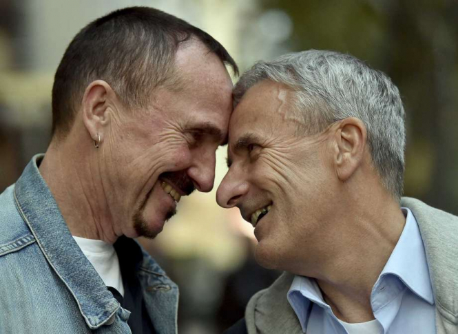 У Румунії Конституційний суд визнав гей-пари сім'ями