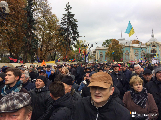 В Киеве возле здания парламента проходит вече