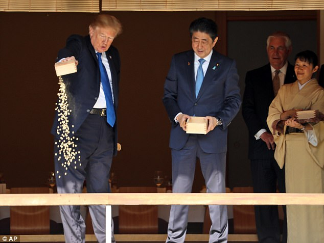 Трамп сконфузився, годуючи риб, під час візиту до Японії, - ВІДЕО 