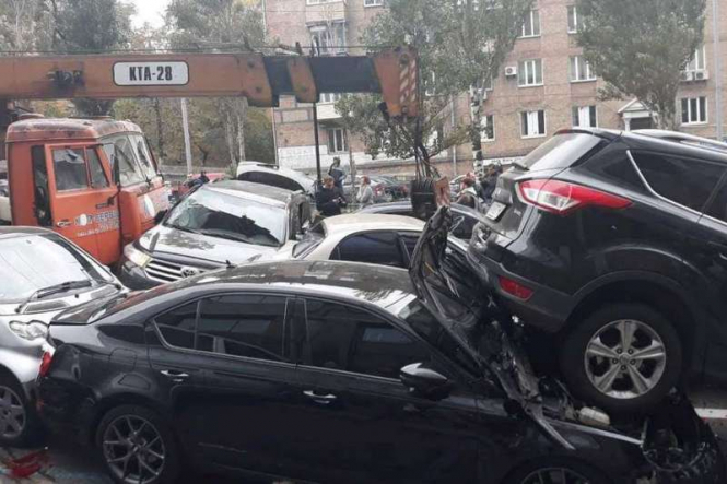 Автокран без тормозов смял десять автомобилей в Киеве