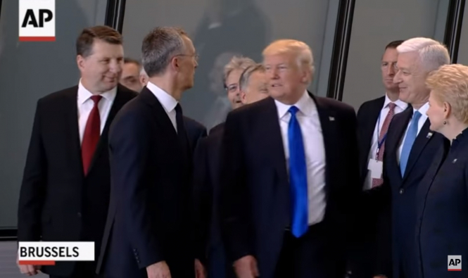 Трамп відштовхнув прем'єра Чорногорії, позуючи для фото, - ВІДЕО