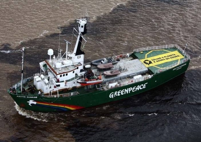 У Арктиці російські прикордонники відкрили вогонь по судну Greenpeace, захищаючи 
