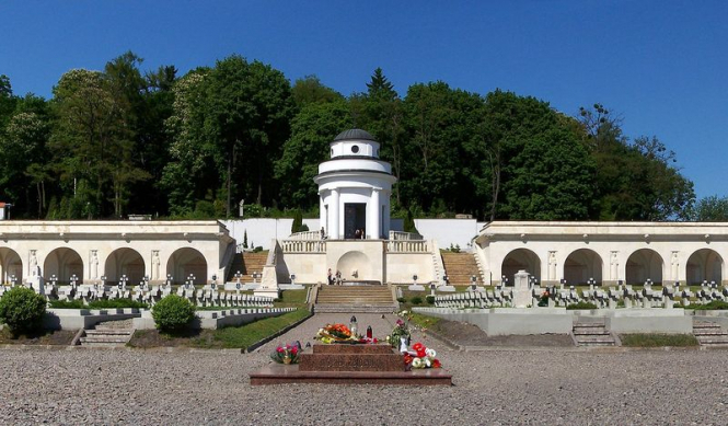 Во Львове бросили взрывчатку у польского Кладбища орлят