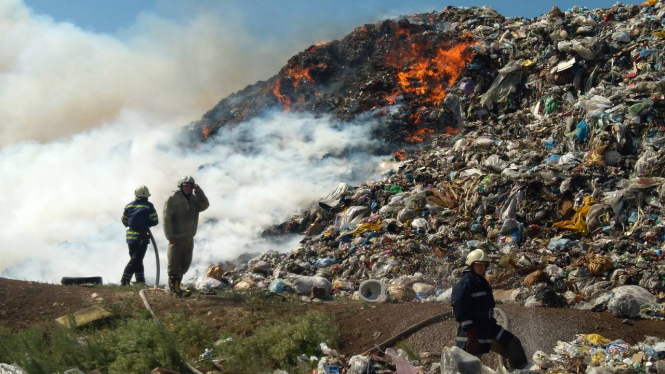 Під Дніпром загорілося величезне сміттєзвалище