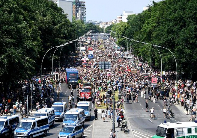 В Берлине сторонники и противники ультраправых вышли на протестные марши - ФОТО