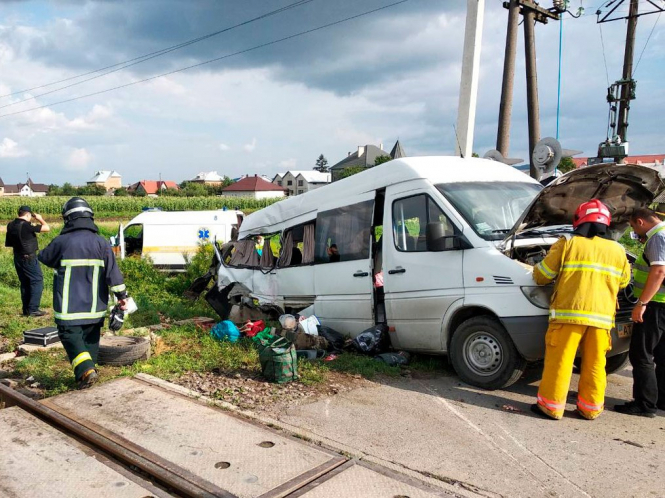 На Буковині пасажирський мікроавтобус зіткнувся з поїздом: двоє людей загинули
