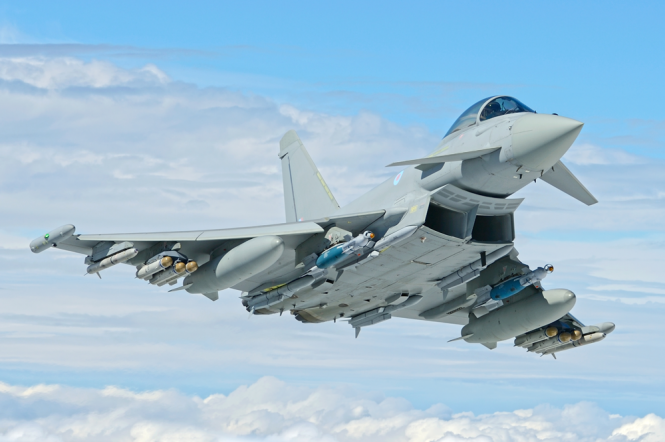 Британские истребители поднялись в небо из-за российсого военного самолета над Черным морем