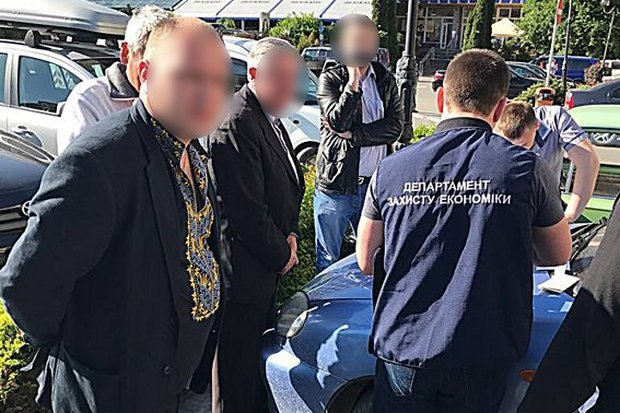 На Ивано-Франковщине полиция поймала на взятке чиновника в вышиванке