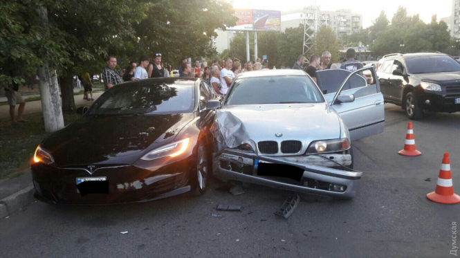 В Одесі підліток на батьковому BMW врізався в електрокар, постраждали двоє осіб