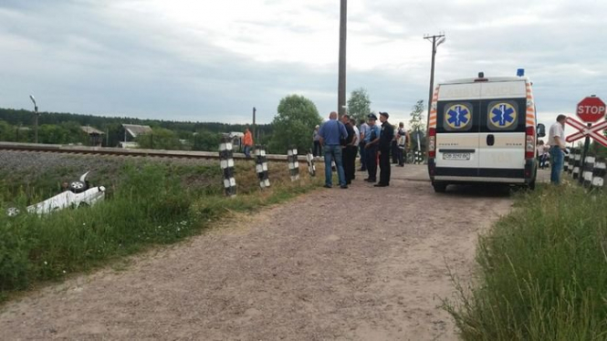 На Черниговщине поезд врезался в автомобиль: погибла женщина