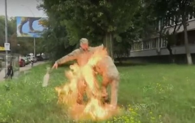 У Києві чоловік у військовій формі підпалив себе біля Міноборони, - ВІДЕО