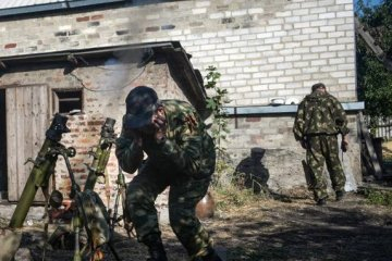 Терористи гатять з танків на Донбасі, поранено бійця АТО