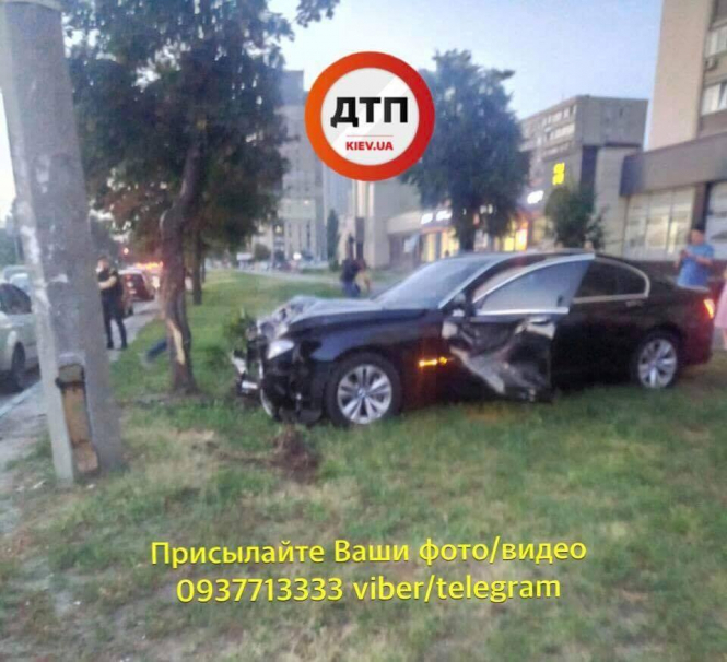 У Києві водій BMW на великій швидкості протаранив припарковані авто