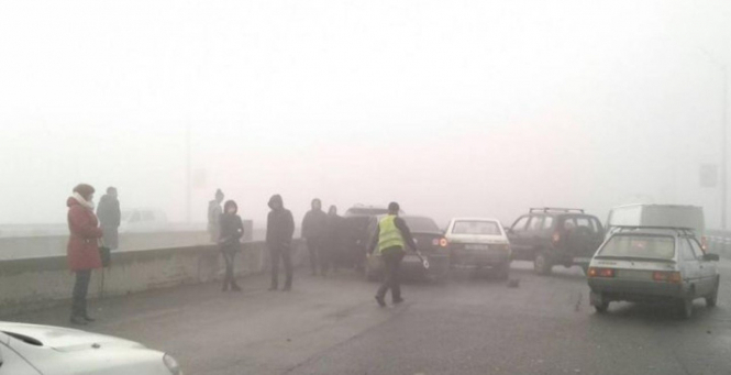 На Дніпропетровщині зіткнулись десять автівок через туман 