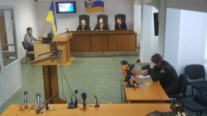 Адвокати зірвали засідання суду у справі Януковича
