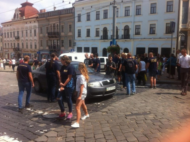 В Черновцах активисты пытались блокировать мэрию из-за фестиваля равенства