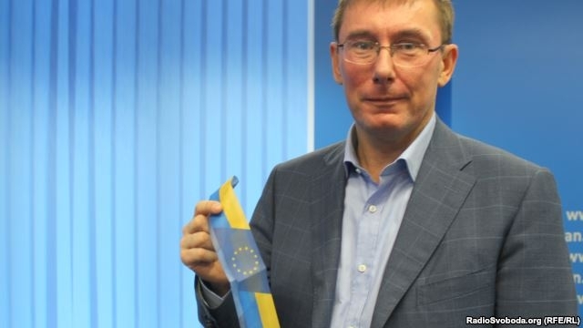 Луценко пропонує замінити партійні прапорці на українсько-європейські 