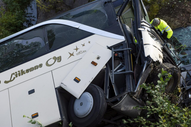 Пасажирський автобус зірвався з мосту у Фінляндії: четверо людей загинули