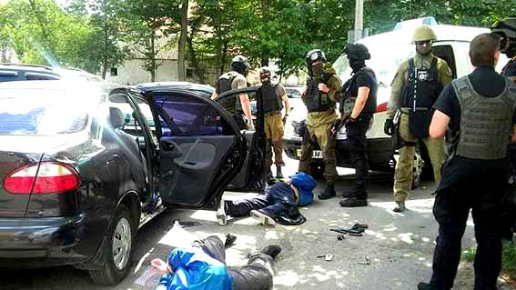 Троє озброєних чоловіків у Вінниці напали на ювелірний магазин: постраждав охоронець, – ФОТО, ВІДЕО