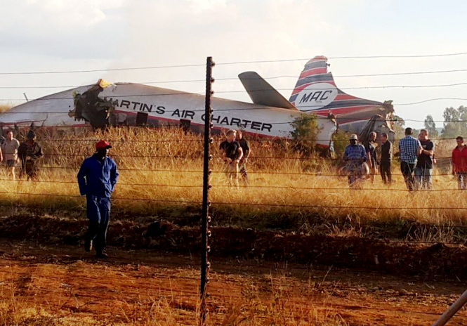 В ЮАР пассажир снял на видео падение самолета с салона
