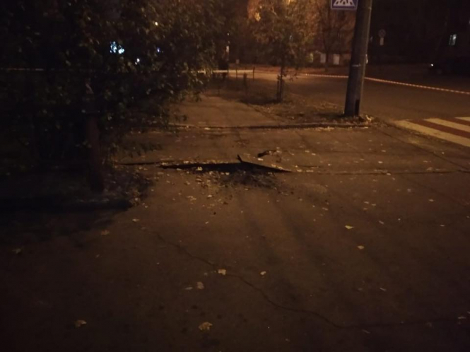 Вибух у центрі Києва: поліція каже про замикання силового кабелю