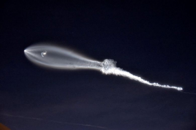 Ракета Falcon 9 вывела на орбиту десять спутников - очевидцы приняли ее за НЛО, - ФОТО