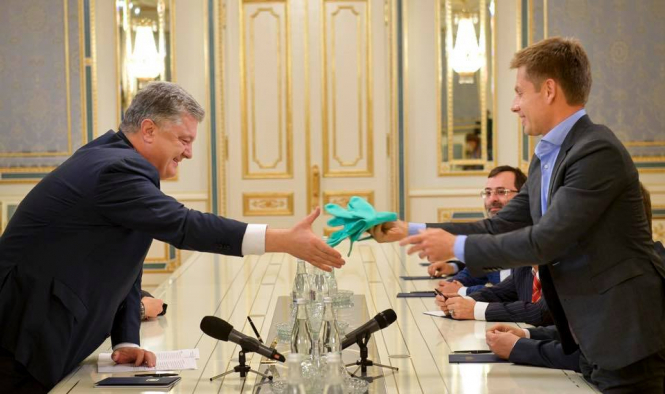 Порошенко принял в подарок от нардепа Гончаренко резиновые перчатки с выступления в ПАСЕ