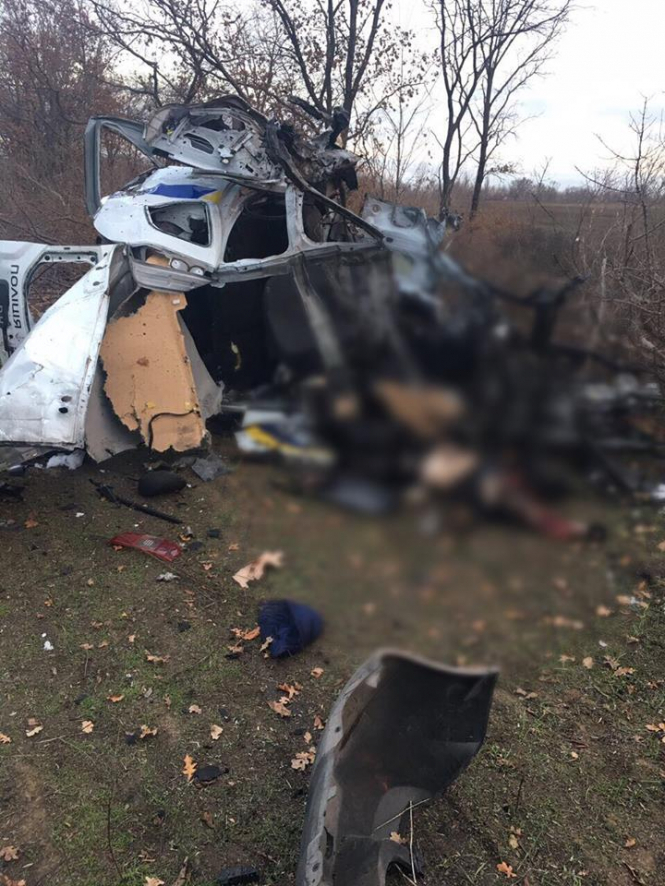 На Донбасі поліцейський автомобіль підірвався на міні: є загиблий 