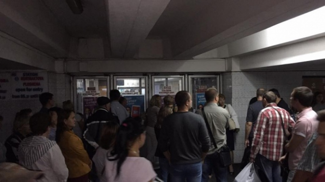 Некоторые станции метро в Киеве не работают из-за задымления: образовалась сильная давка