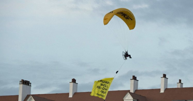 В Шотландии задержала члена Greenpeace, который пролетел над курортом Трампа с протестным плакатом